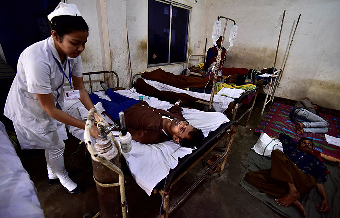 Число жертв отравления алкоголем в Индии выросло до 99