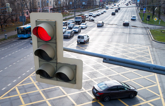 В Москве начали штрафовать за остановку на перекрестках с "вафельной" разметкой