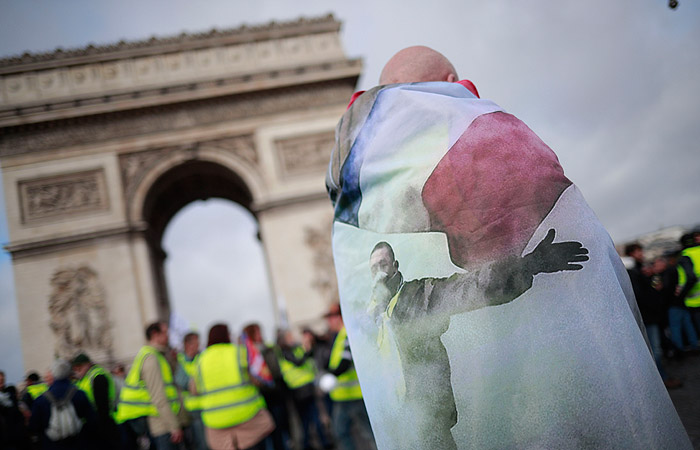 Во Франции началась шестнадцатая акция "желтых жилетов"
