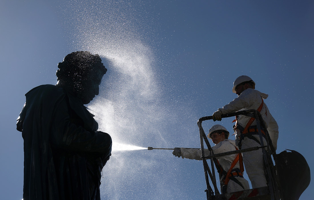 В Москве помыли памятник поэту Александру Пушкину