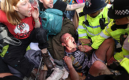 Полиция задержала более 700 человек за неделю экологических протестов в Лондоне