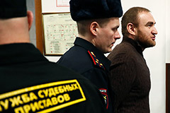 Суд арестовал недвижимость и счета сенатора Арашукова и его отца