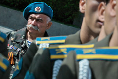 В Минобороны РФ опровергли планы заменить цвета погон у служащих ВДВ