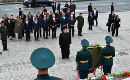 Ким Чен Ын возложил венок и цветы к Вечному огню во Владивостоке