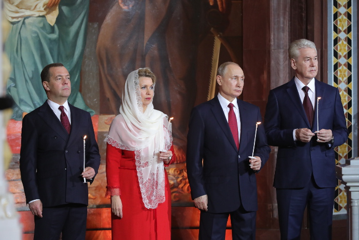 Путин и Медведев пришли на пасхальное богослужение в храм Христа ...
