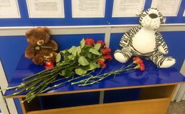 В Мурманске к стихийным мемориалам несут цветы и игрушки