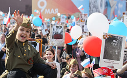 Полиция насчитала 700 тыс. участников "Бессмертного полка" в Москве