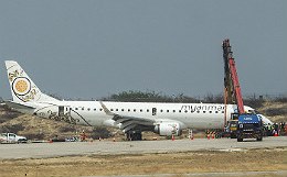 В Мьянме пассажирский лайнер успешно сел "на брюхо" после отказа шасси