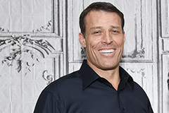 Бизнес-тренера Тони Роббинса обвинили в сексуальных домогательствах