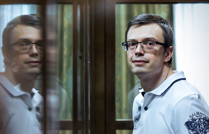 Осужденный за взятку экс-следователь СКР Никандров вышел по УДО
