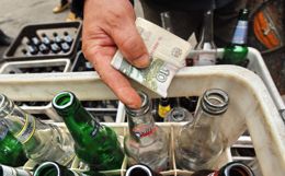 "Известия" узнали об обсуждении в правительстве практики приема тары