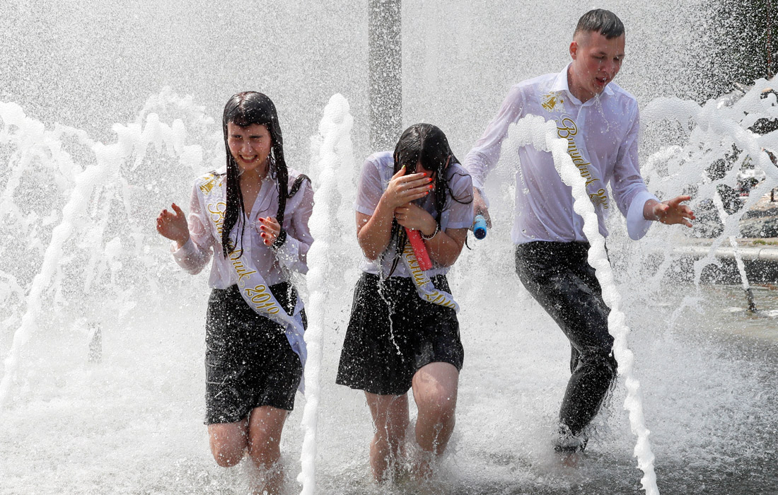 31 мая для выпускников украинских школ прозвенел последний звонок