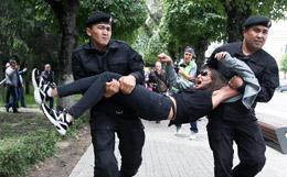 На акциях протеста в Алма-Ате задержали уже сто человек