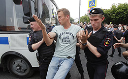 Алексея Навального задержали на акции в поддержку Голунова в Москве