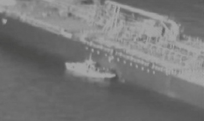 Катер ВМС Ирана извлекает неразорвавшуюся мину, прикрепленную к корпусу Kokura Courageous