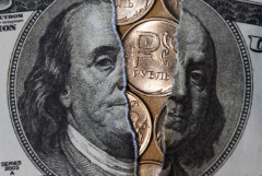 Доллар опустился ниже 63 рублей впервые с 1 августа 2018 года