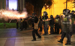 Спецназ открыл огонь резиновыми пулями по протестующим в Тбилиси