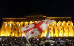 Пятый день акции в Тбилиси завершился живой цепью вокруг парламента