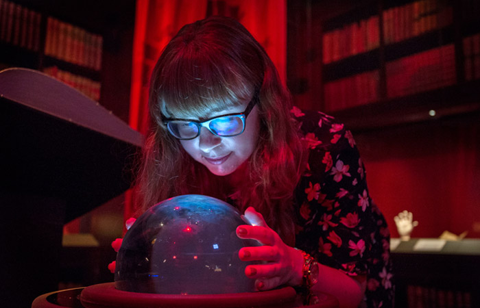 Россияне стали меньше доверять магам и астрологам