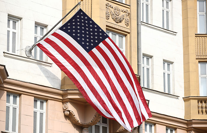 Сотрудники "ГАЗа" устроили акцию у резиденции посла США в Москве