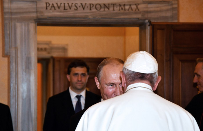 Путин и папа римский Франциск беседовали ровно час