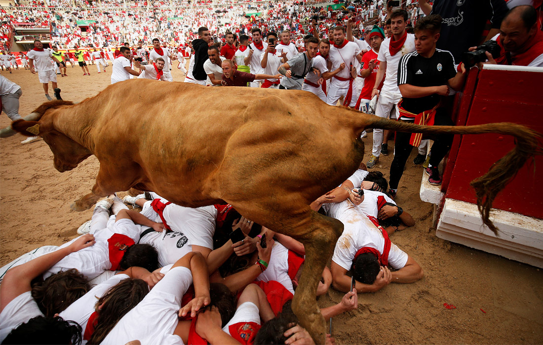 Согласно правилам энсьерро в Памплоне, использование видео- или фотооборудования участниками забега запрещено, так как это не только ставит в опасность самого снимающего, но и находящихся рядом людей, потому что отвлекает их внимание от быков
