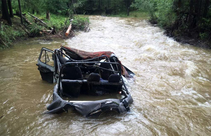 Десять человек погибли в Туве при попытке переехать реку на УАЗе