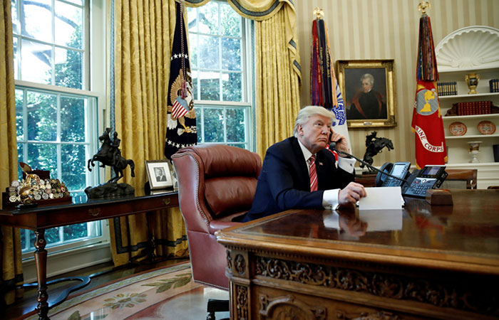 Трамп провел первые телефонные переговоры с Зеленским