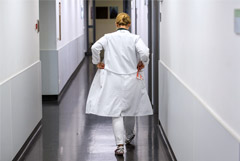 15 врачей Минобороны добились повышения оклада по подложным документам