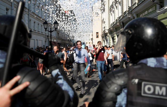 СК возбудил три дела о нападениях на полицию 27 июля в Москве