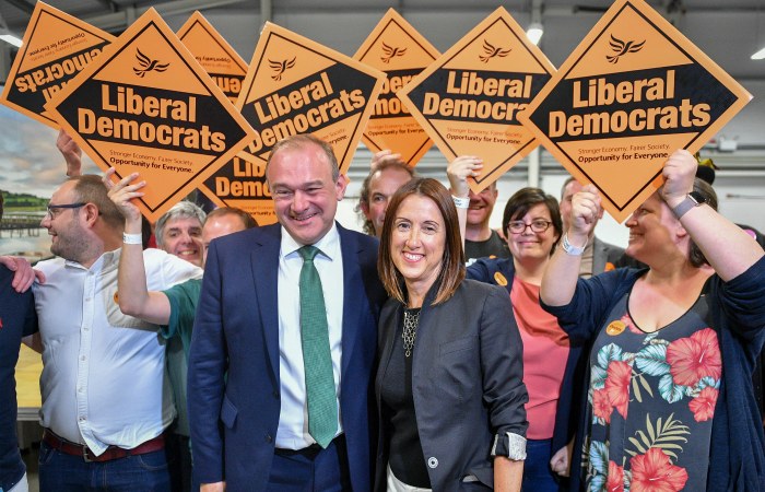 Консерваторы едва не лишились большинства в британском парламенте