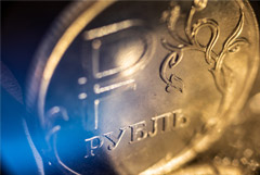 Рубль слегка отыграл потери к доллару и евро