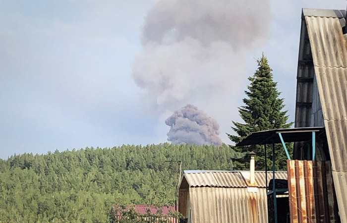 Жителей 100-тысячного Ачинска собрались эвакуировать из-за горящего склада с боеприпасами