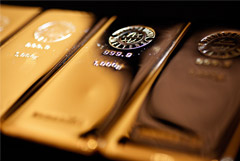 Цена золота превысила $1500 за унцию впервые за шесть лет