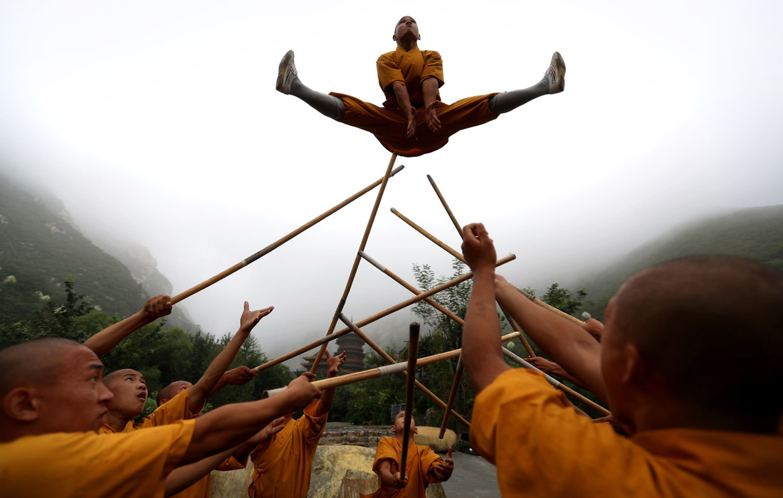 Воспитанники монастыря Шаолинь практикуют кунг-фу