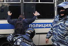 Полиция начала задерживать участников несанкционированной акции в Москве