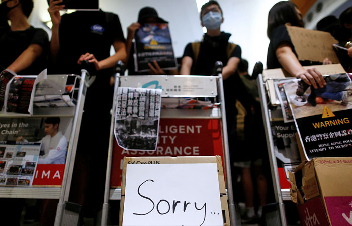 Аэропорт Гонконга снова отменил регистрацию отъезжающих из-за протестов