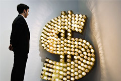 Курс доллара США поднялся выше 66 рублей впервые с 3 мая