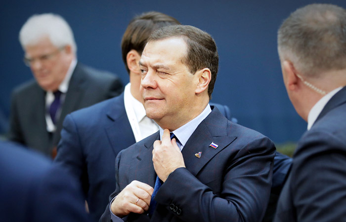 Медведев посоветовал не воспринимать буквально его слова о четырехдневной рабочей неделе