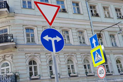 В центре Москвы начали устанавливать новые уменьшенные дорожные знаки