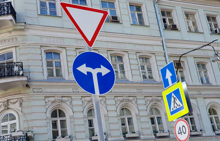В центре Москвы начали устанавливать новые уменьшенные дорожные знаки