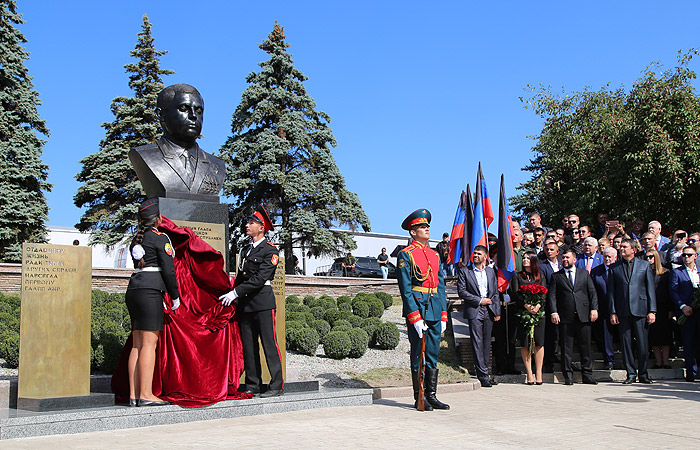 В Донецке открыт памятник бывшему главе ДНР Александру Захарченко
