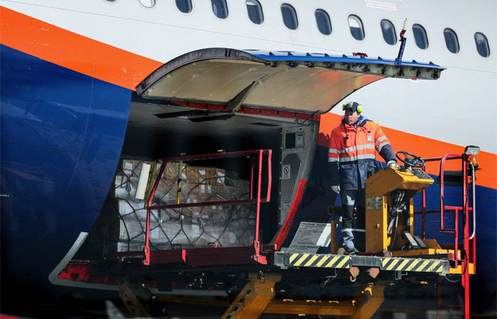 "Ведомости" узнали о повышении зарплат грузчиков в "Шереметьево" до 200 тысяч