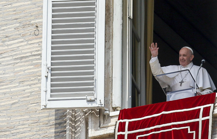 Папа римский опоздал на аудиенцию, застряв в лифте