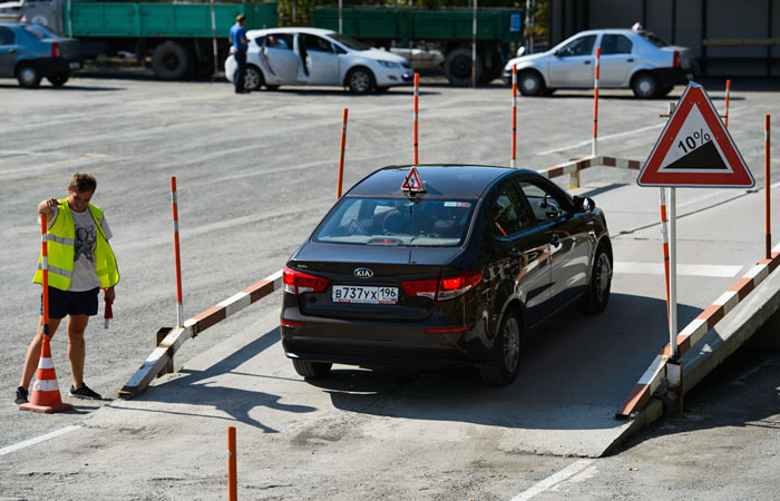 Получившие права подростки смогут водить машину в сопровождении опытного водителя