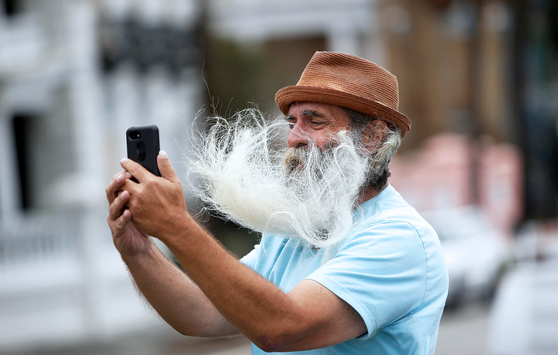 Мужчина делает селфи на набережной в Чарлстоне, США