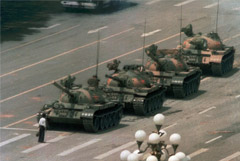 Скончался автор знаменитого снимка с танками на площади Тяньаньмэнь