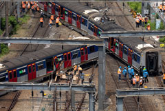 Восемь человек пострадали при сходе поезда с рельсов в Гонконге