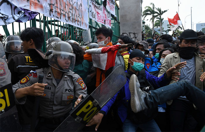 Более 300 человек пострадали в Джакарте во время акции против нового закона