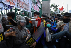 Более 300 человек пострадали в Джакарте во время акции против нового закона